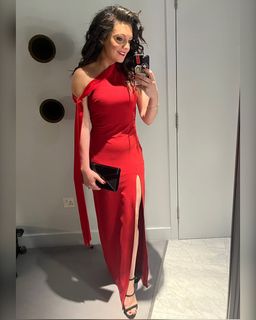 Laura Tobin feet photo thumbnail