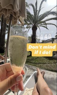 Laura Tobin feet photo thumbnail