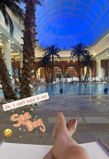 Laura Tobin feet photo thumbnail