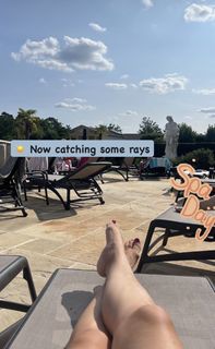 Laura Tobin feet photo thumbnail