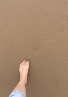 Laura Tobin feet photo thumbnail