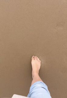 Laura Tobin feet photo thumbnail