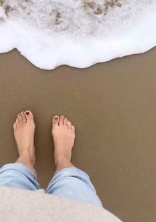 Laura Tobin feet photo thumbnail