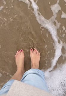 Laura Tobin feet photo thumbnail