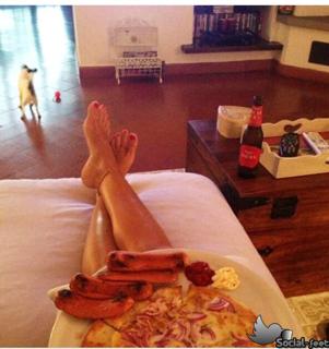 Laura Torrisi feet photo thumbnail