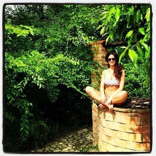 Laura Torrisi feet photo thumbnail