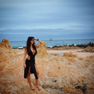 Laura Torrisi feet photo thumbnail