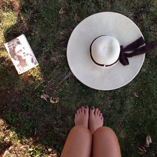 Laura Torrisi feet photo thumbnail