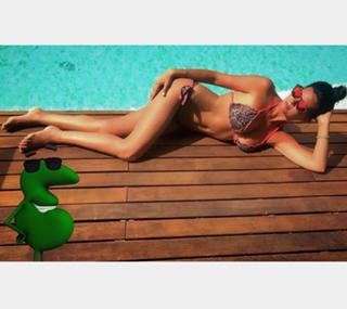 Laura Torrisi feet photo thumbnail