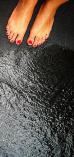 Laura Torrisi feet photo thumbnail