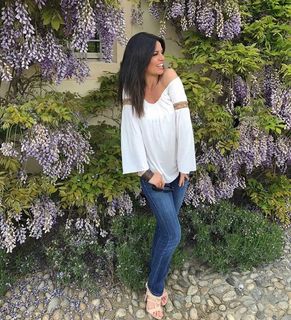 Laura Torrisi feet photo thumbnail