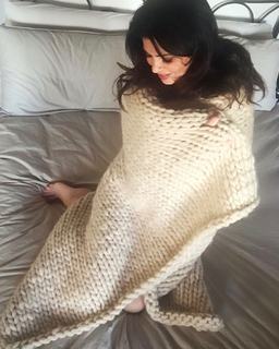 Laura Torrisi feet photo thumbnail