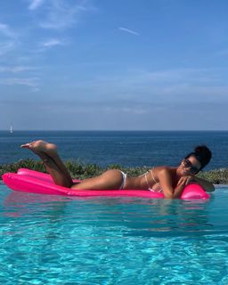Laura Torrisi feet photo thumbnail