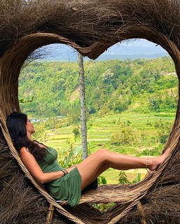 Laura Torrisi feet photo thumbnail