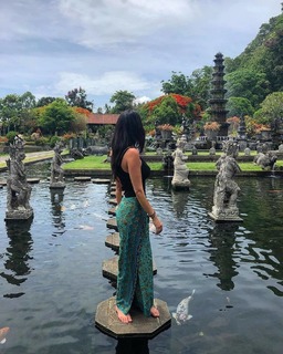 Laura Torrisi feet photo thumbnail