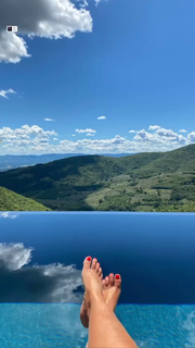 Laura Torrisi feet photo thumbnail