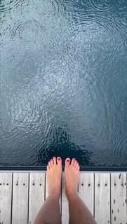 Laura Torrisi feet photo thumbnail