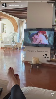 Laura Torrisi feet photo thumbnail