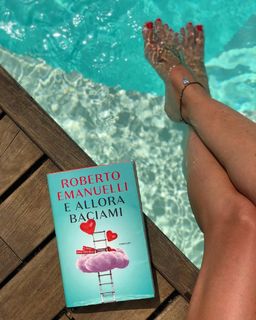 Laura Torrisi feet photo thumbnail
