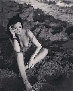 Laura Torrisi feet photo thumbnail