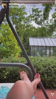 Laura Torrisi feet photo thumbnail