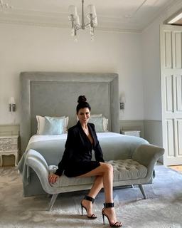 Laura Torrisi feet photo thumbnail