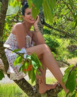 Laura Torrisi feet photo thumbnail