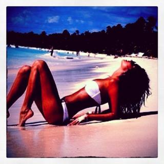 Laura Torrisi feet photo thumbnail