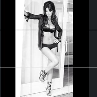 Laura Torrisi feet photo thumbnail