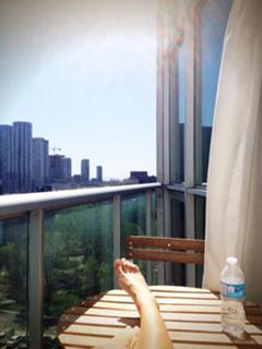 Laura Vandervoort feet photo thumbnail