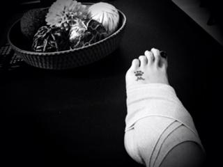 Laura Vandervoort feet photo thumbnail