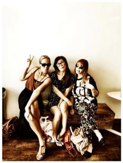 Laura Vandervoort feet photo thumbnail