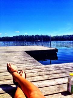 Laura Vandervoort feet photo thumbnail
