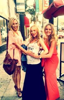 Laura Vandervoort feet photo thumbnail