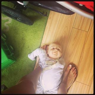 Laura Vandervoort feet photo thumbnail