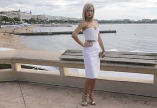 Laura Vandervoort feet photo thumbnail