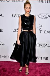 Laura Vandervoort feet photo thumbnail
