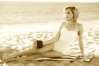 Laura Vandervoort feet photo thumbnail