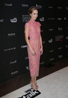 Laura Vandervoort feet photo thumbnail