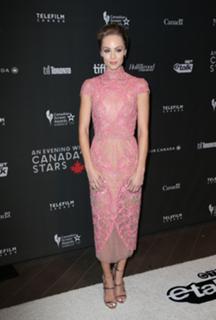 Laura Vandervoort feet photo thumbnail