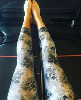 Laura Vandervoort feet photo thumbnail