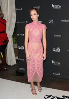 Laura Vandervoort feet photo thumbnail