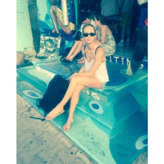 Laura Vandervoort feet photo thumbnail