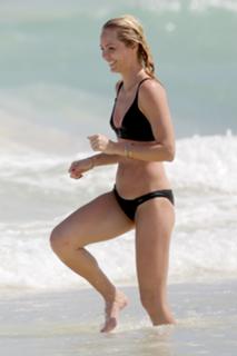 Laura Vandervoort feet photo thumbnail