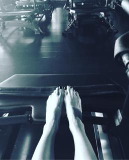 Laura Vandervoort feet photo thumbnail