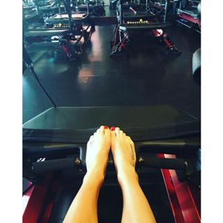 Laura Vandervoort feet photo thumbnail