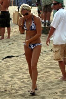 Laura Vandervoort feet photo thumbnail