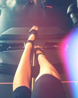 Laura Vandervoort feet photo thumbnail