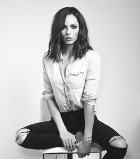 Laura Vandervoort feet photo thumbnail