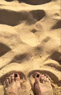 Laura Vandervoort feet photo thumbnail